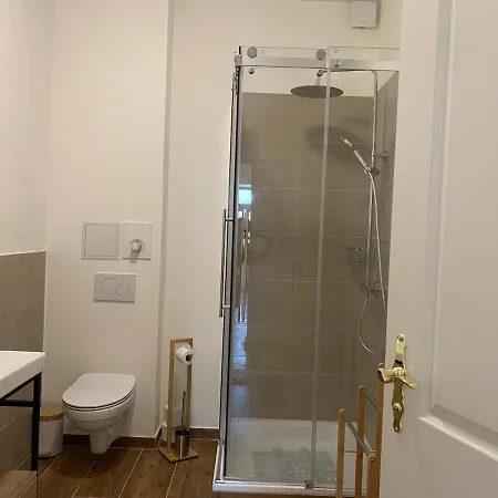 Historic Building- 9 Bedrooms - Groups Up To 26 Appartement
