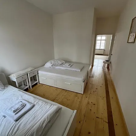 Historic Building- 9 Bedrooms - Groups Up To 26 아파트 *