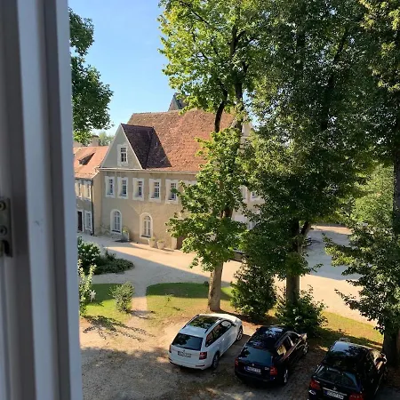 Historic Building- 9 Bedrooms - Groups Up To 26 Appartement