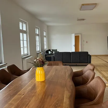 Historic Building- 9 Bedrooms - Groups Up To 26 Apartament *