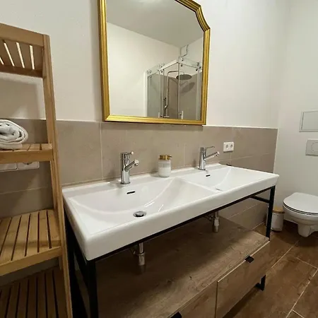 Historic Building- 9 Bedrooms - Groups Up To 26 *