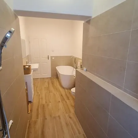 아파트 Historic Building- 9 Bedrooms - Groups Up To 26 *