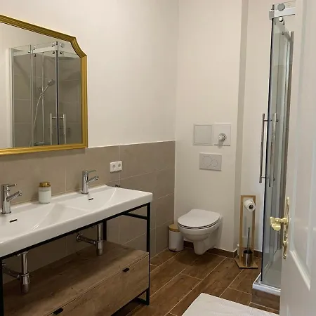 Historic Building- 9 Bedrooms - Groups Up To 26 아파트 *